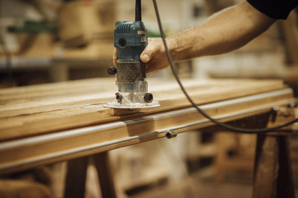 Rainurage d'une porte en bois