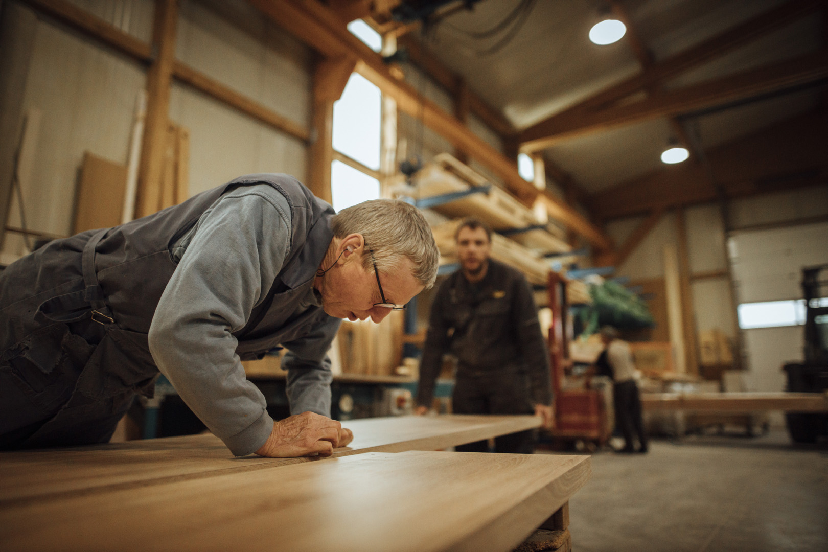 Hommes qui mesure une planche en bois