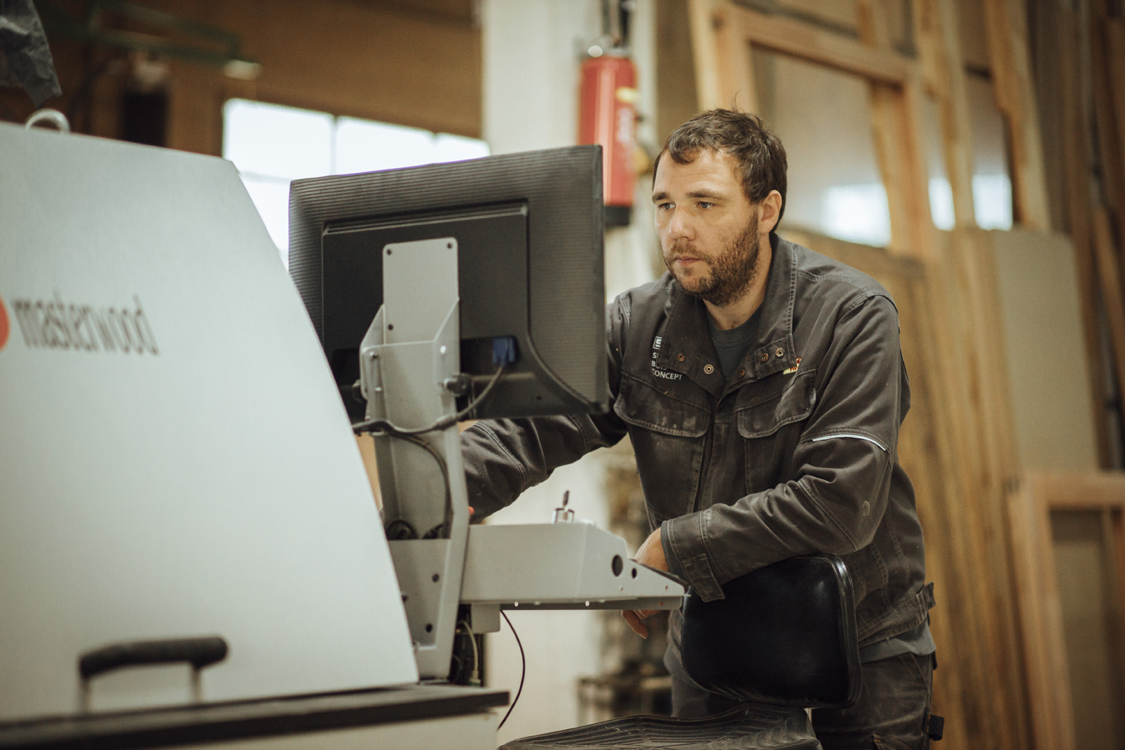 Opérateur sur machine de découpage bois