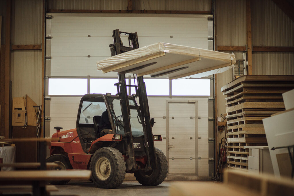 Déplacement planche en bois avec chariot élévateur