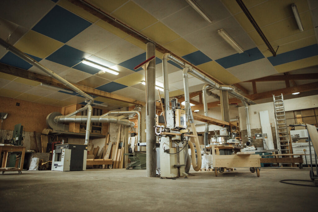 Atelier avec machine de découpe bois