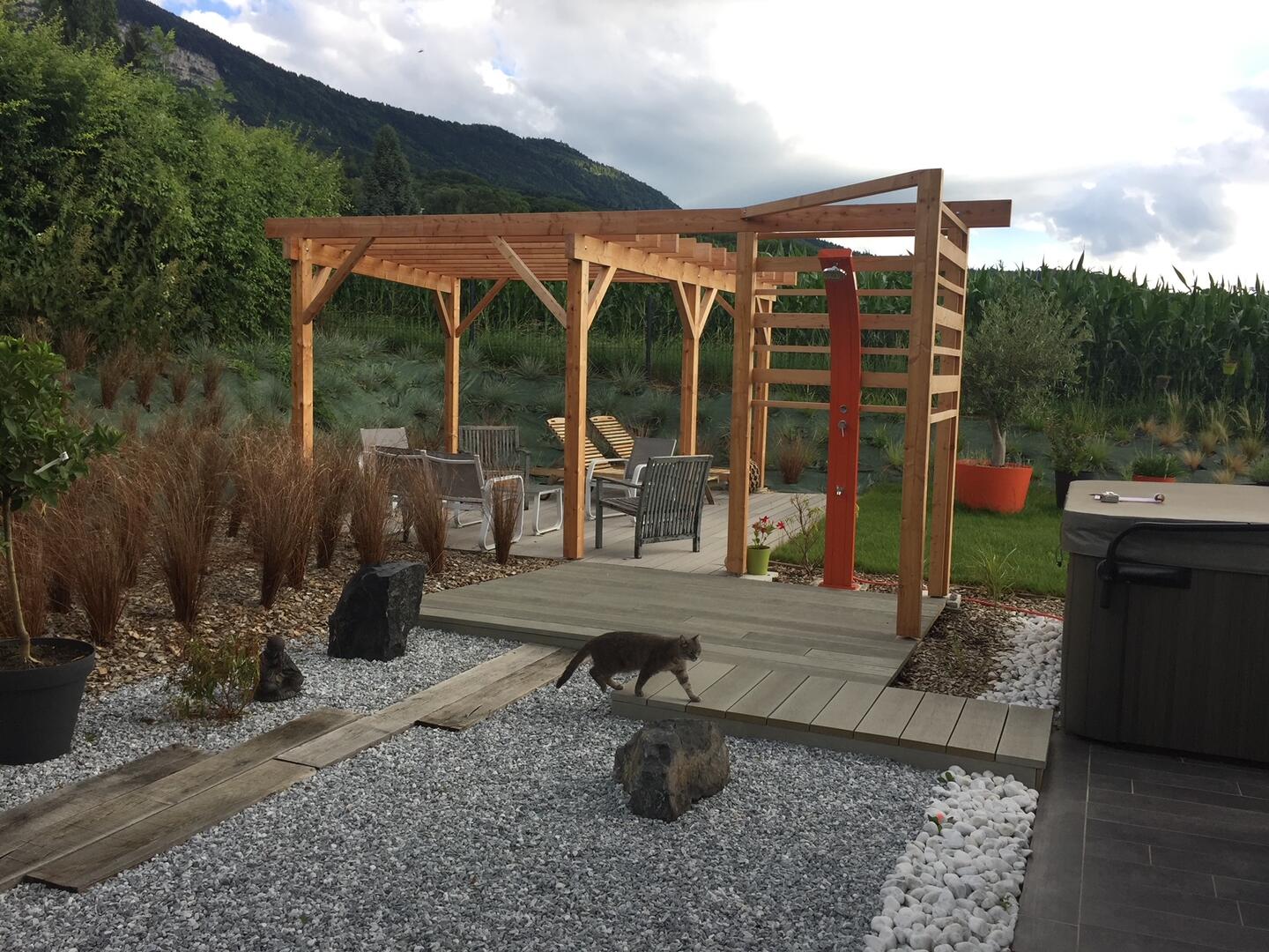 Pergola en bois dans un jardin