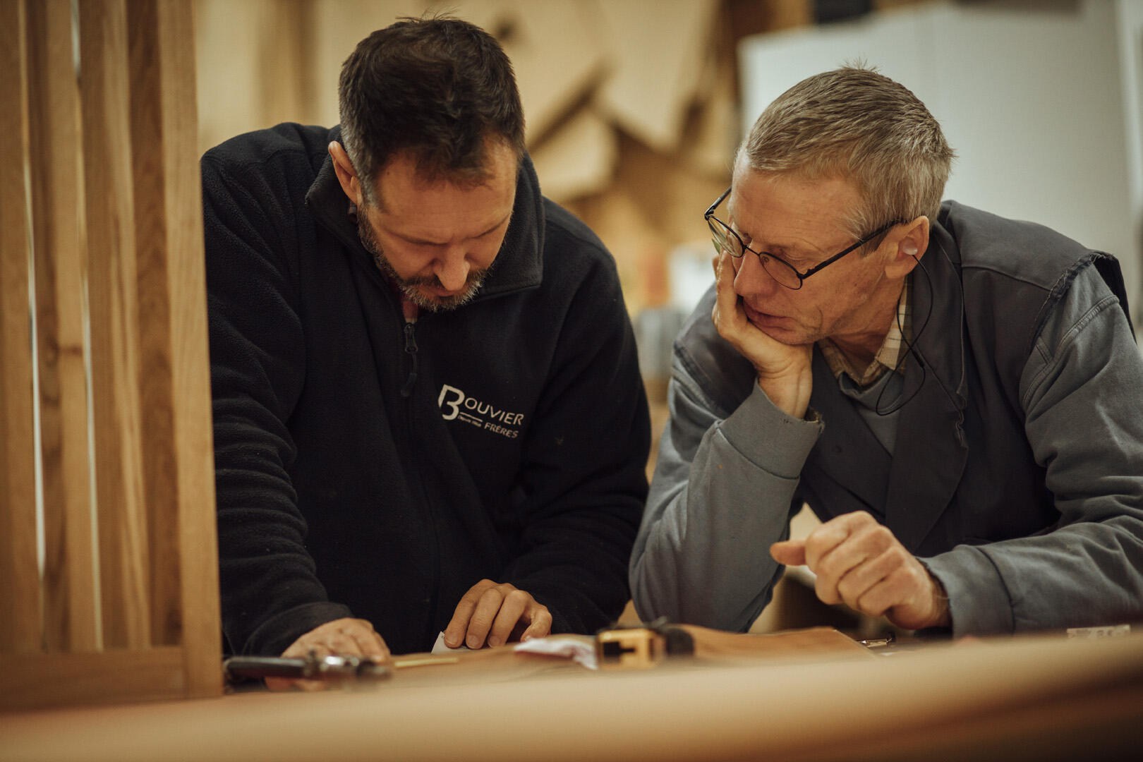 Deux hommes qui parlent devant un plan