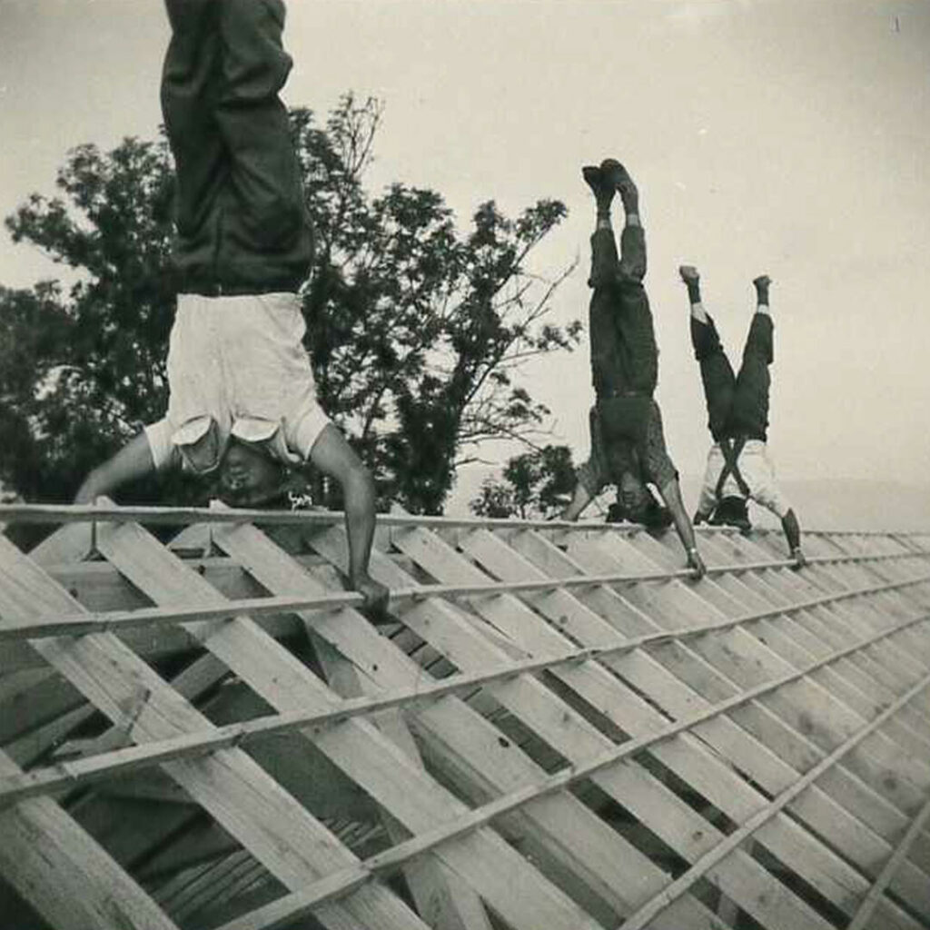 Charpentiers sur un toit faisant le poirier