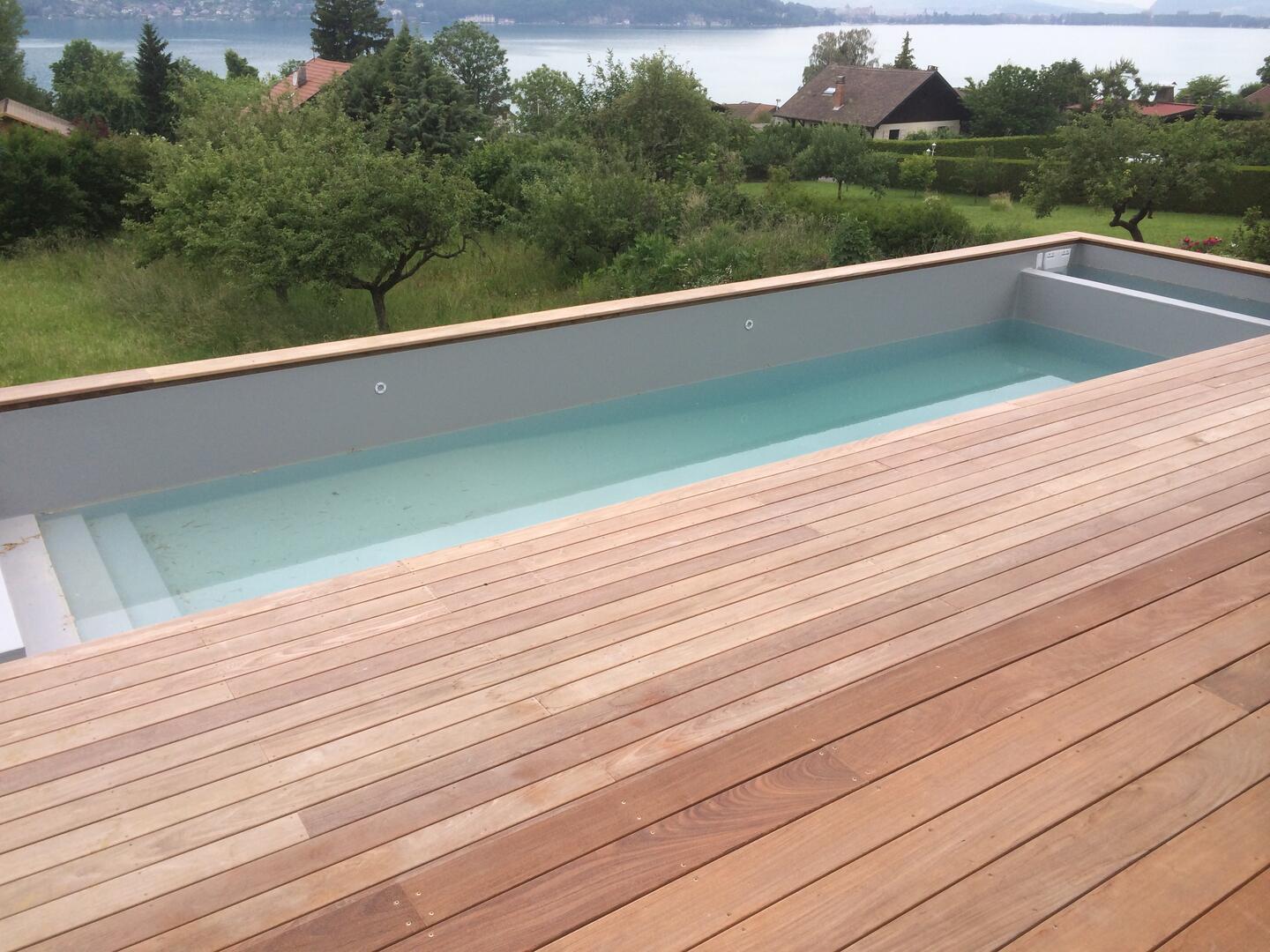 Terrasse en bois avec piscine