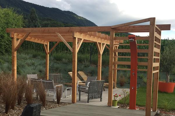 Pergola en bois dans un jardin